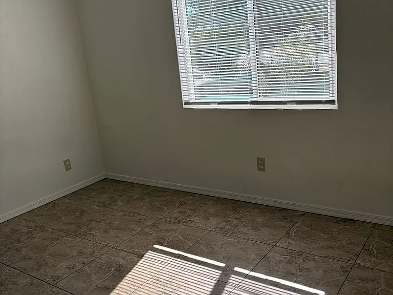 3221 E Linden St — Photo 17