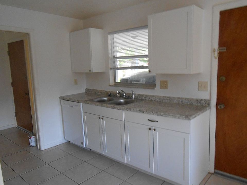 1st image of 1327 NE Pine Island Ln