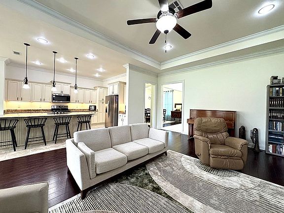 3rd image of 10687 Cresthaven Dr