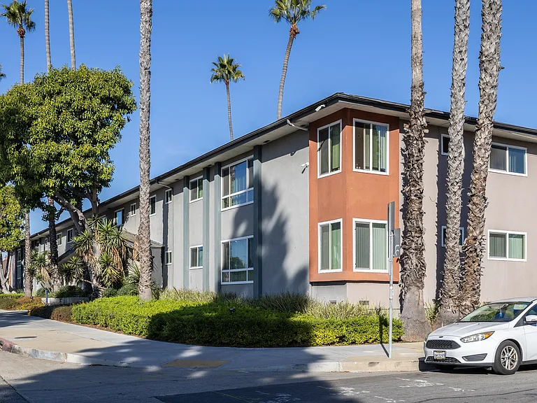 Crenshaw Manor — Photo 25