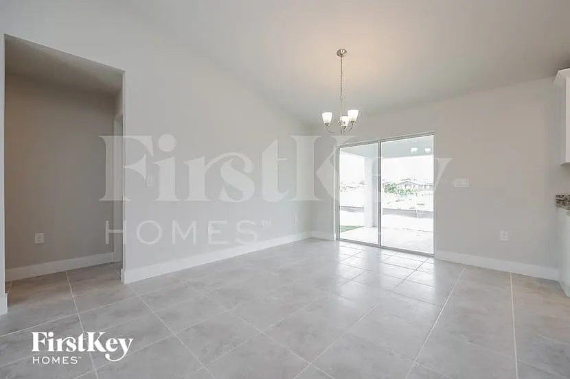 3 bed, 2.0 bath, 1519 sqft, $1,870 — Photo 4