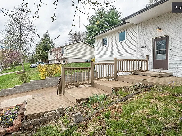 1423 E Dunstan Dr — Photo 2