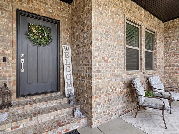 2nd image of 907 Red Oak Loop
