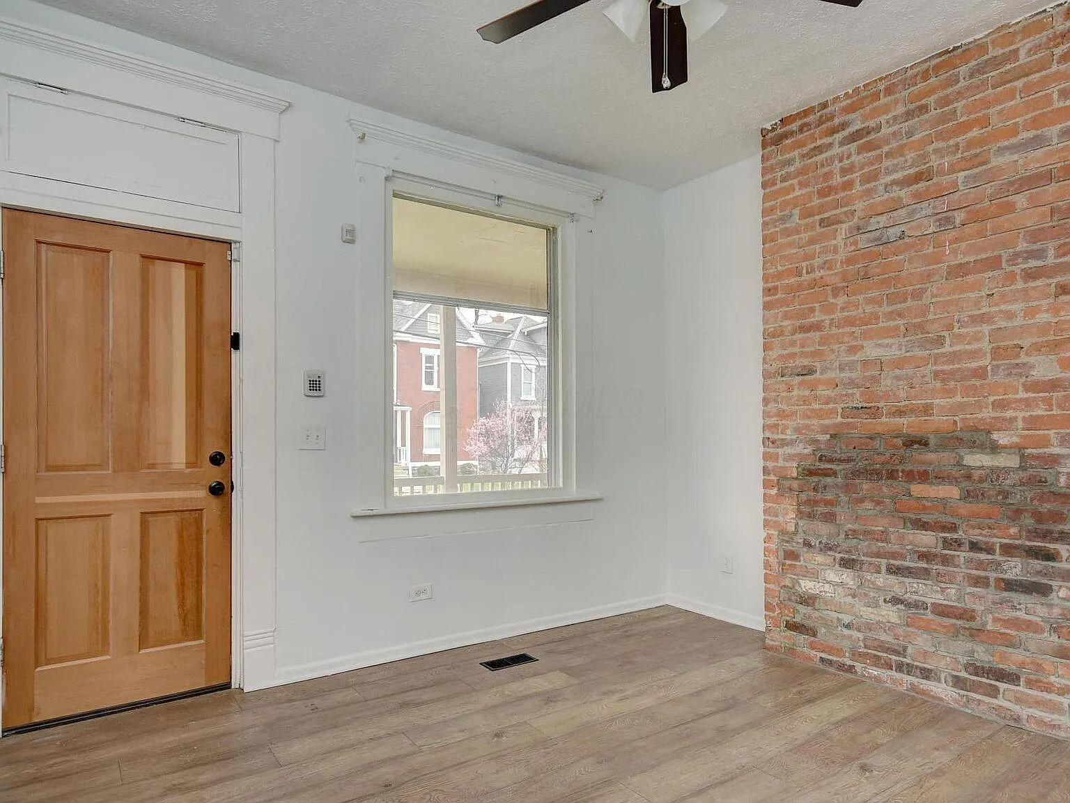 3 bed, 1.0 bath, 2728 sqft, $1,700 — Photo 2