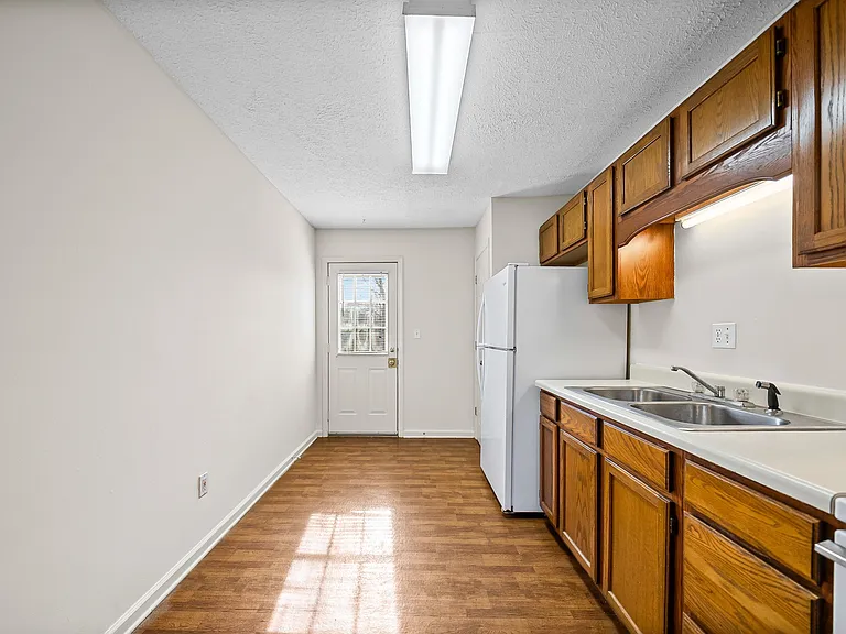 2604 Kenwood Dr — Photo 7