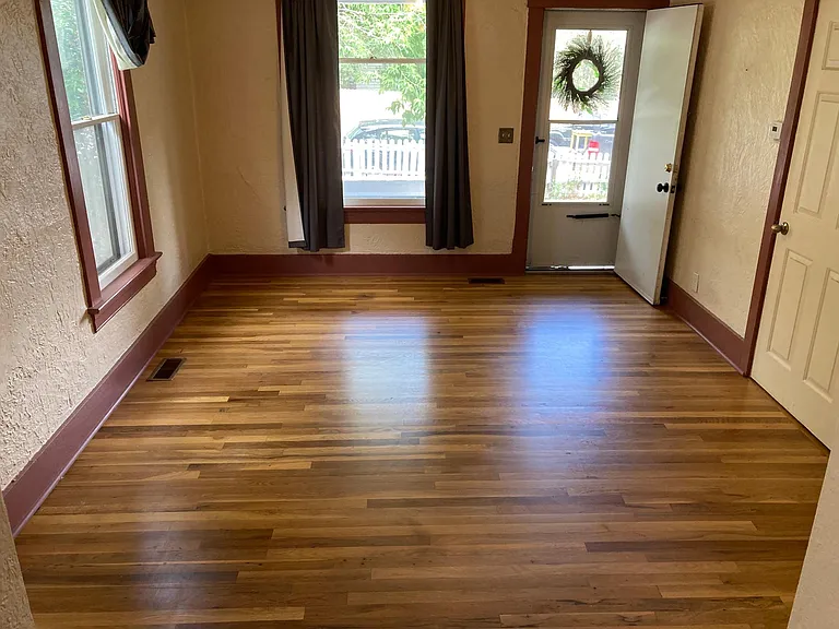 120 N Chestnut St — Photo 3