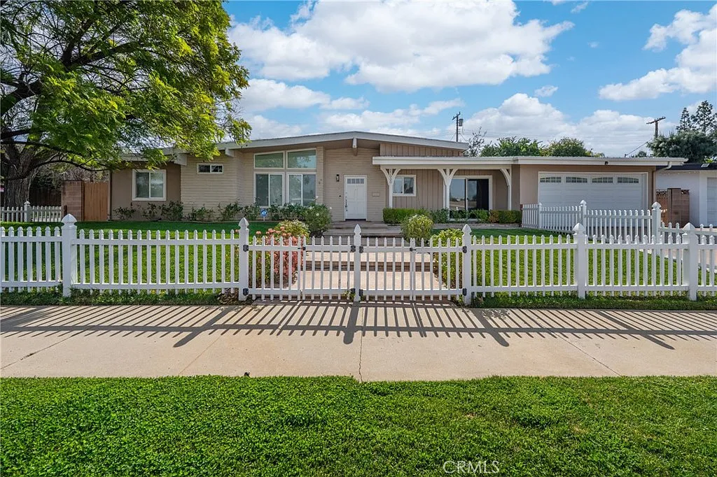4 bed, 2531 sqft, $6,900 — Photo 1