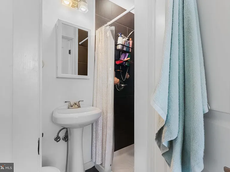 1724 Monument St #B — Photo 9