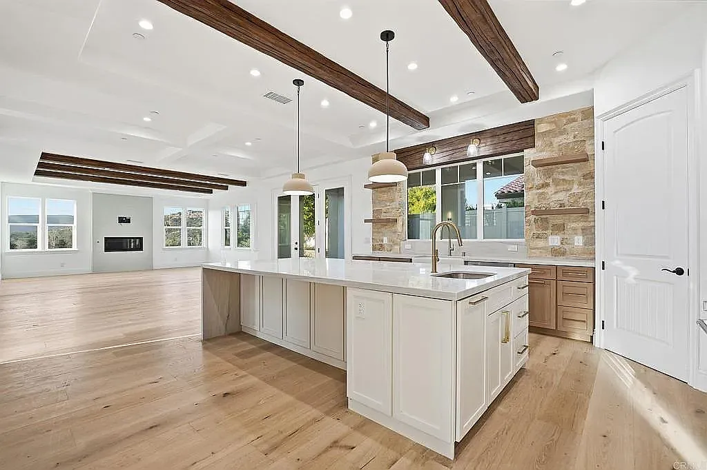 4 bed, 3.5 bath, 4056 sqft, $6,000 — Photo 1