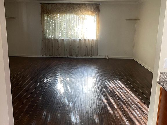 3rd image of 1523 E Olive St