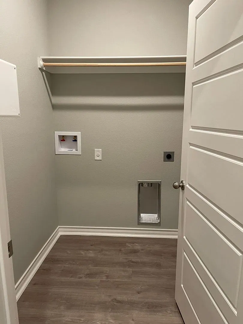 Available Now! 4 Bed 2 Bath 2 Car Garage Frenship Isd! — Photo 4