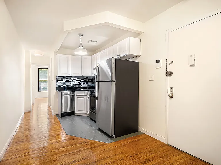 250 Elizabeth St #2 — Photo 3