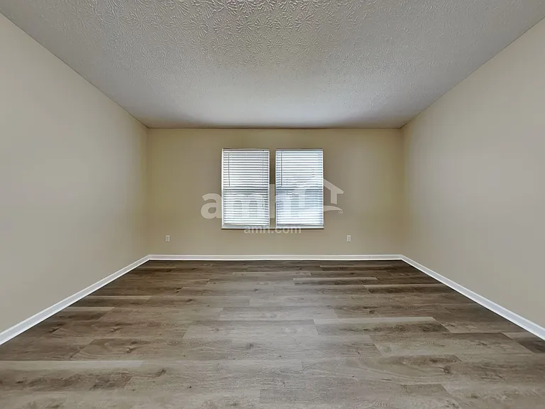 1009 Legacy Ln — Photo 11