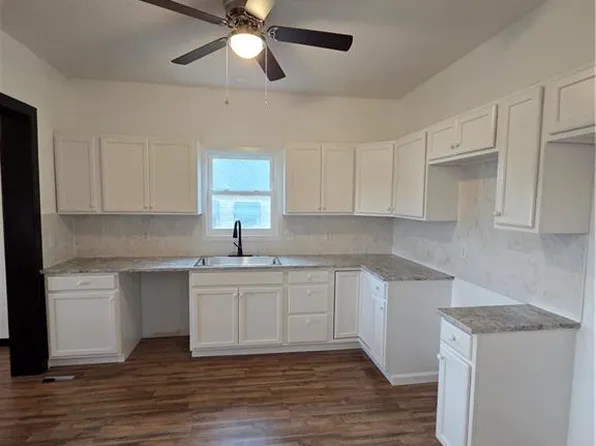 2247 Blue Ridge Blvd, Kansas City, MO 64052