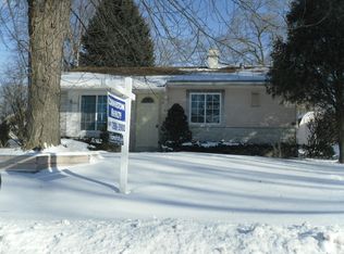 65 Hickory Dr, Carpentersville, IL
