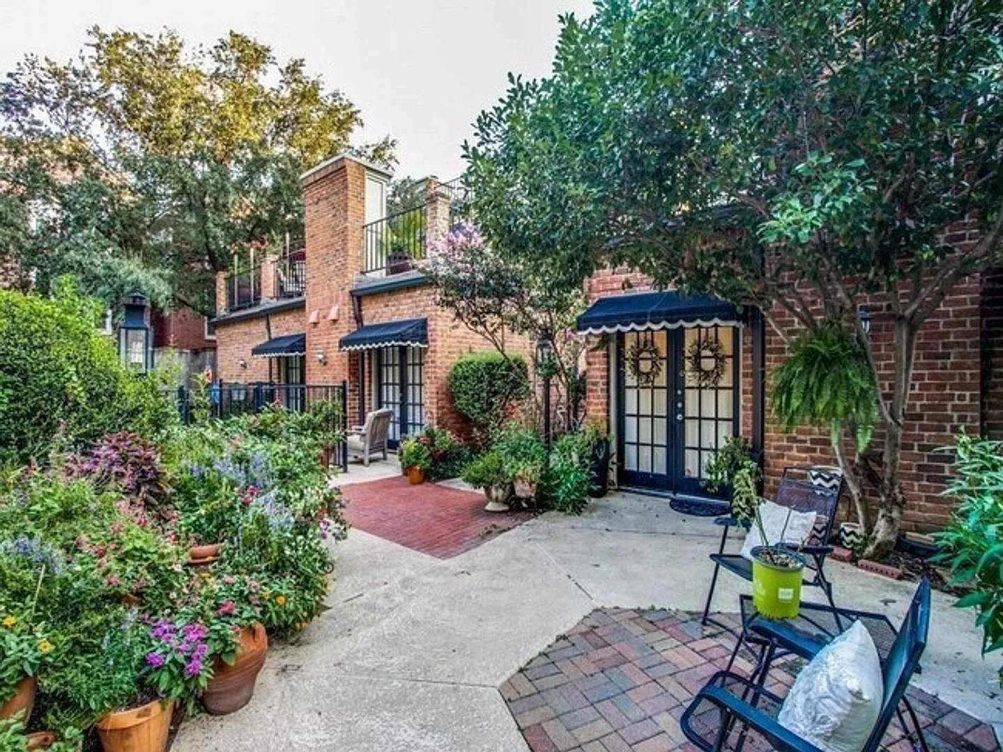 Beautiful 3 Level Condo in North Oak Lawn! — Photo 2