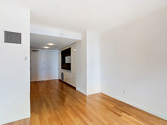4th image of 15 William St APT 26C