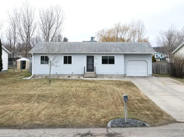 205 4th St E, Horace, ND 58047