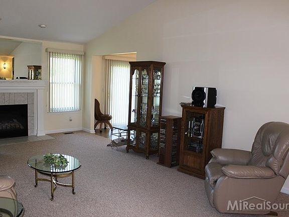 4th image of 52260 Fox Pointe Dr