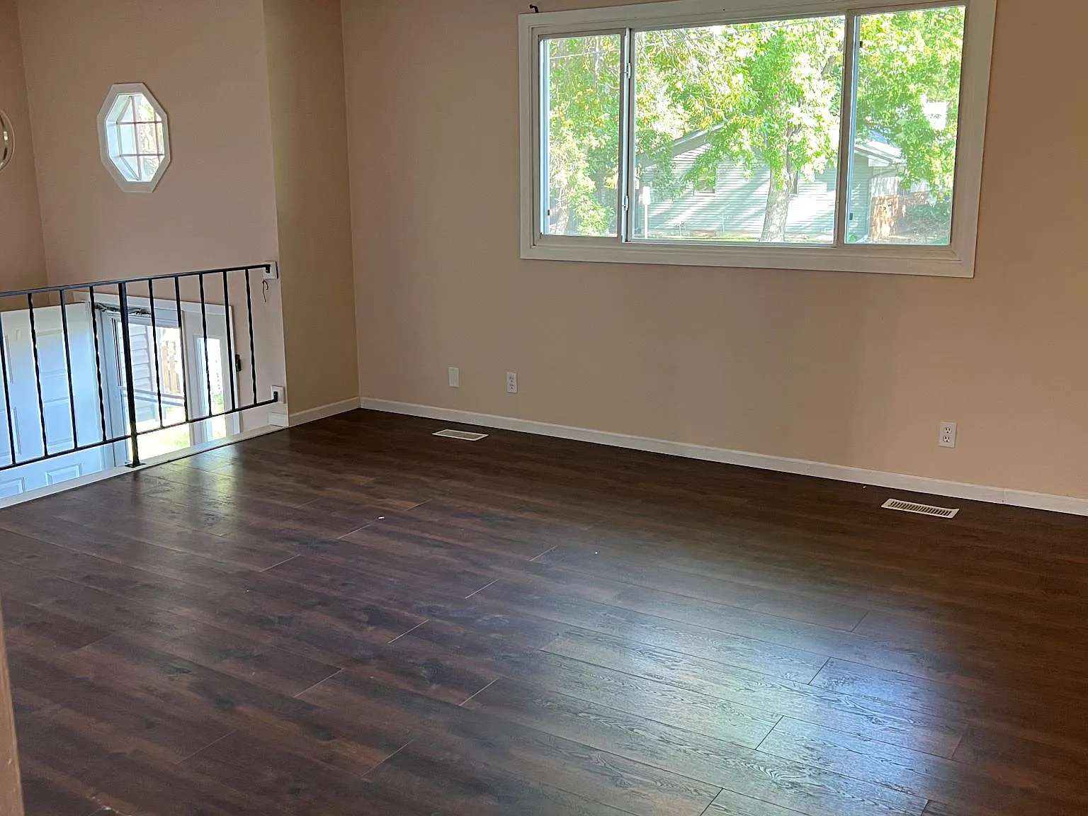 511 Adams St — Photo 4