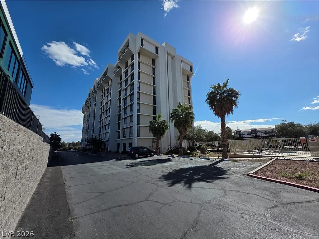 2 bed, 2.0 bath, 1321 sqft, $1,550 — Photo 2