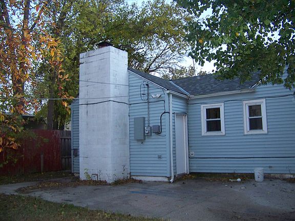 3rd image of 1302 W Carr Ave