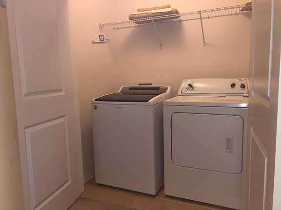 Yes, the washer and dryer come with this unit!