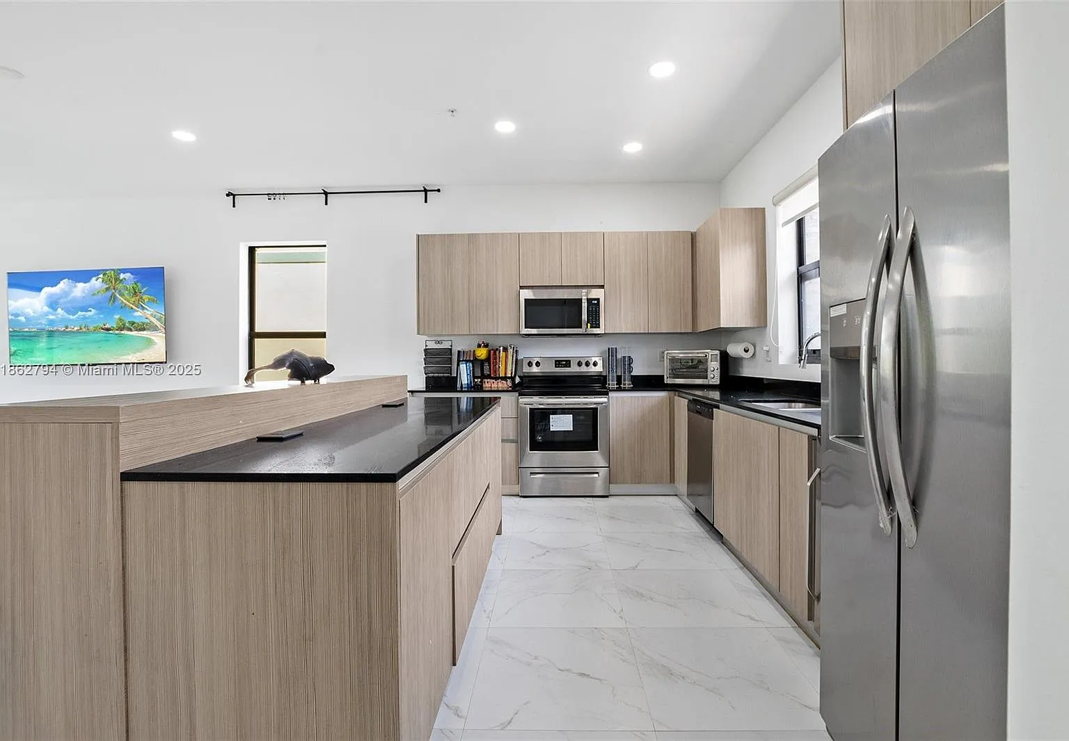 3 bed, 2.5 bath, 1600 sqft, $3,100 — Photo 2