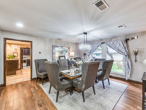3rd image of 212 SAGECREST DR
