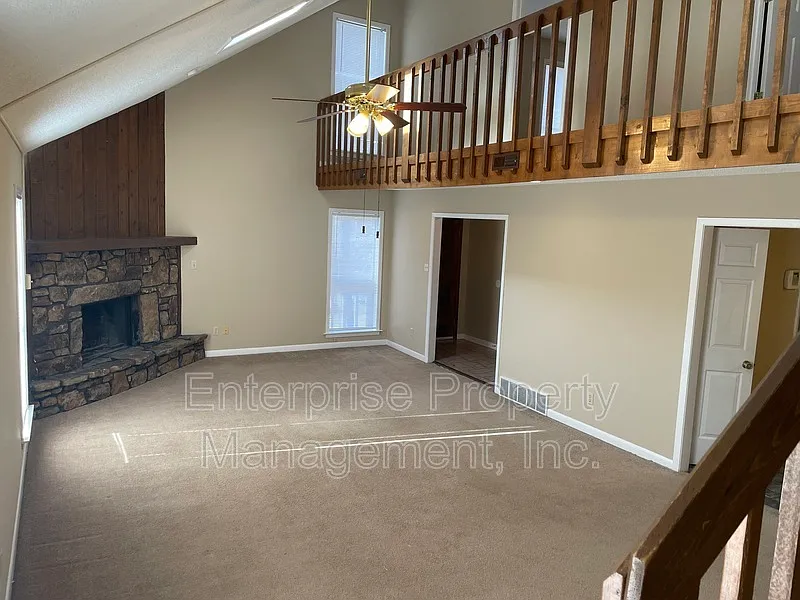 3 bed, 2.0 bath, 2339 sqft, $1,995 — Photo 4