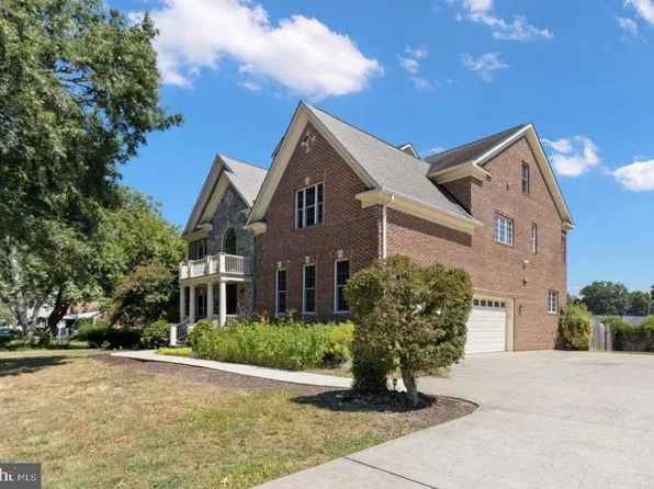 8813 Oak Leaf Dr, Alexandria, VA 22309