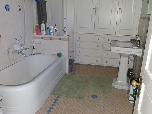 Wonderful period full bath