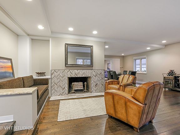 3rd image of 215 Lakeside Pl