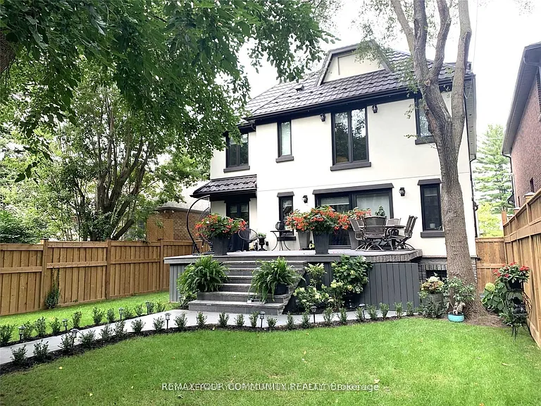 7 Van Dusen Blvd — Photo 2