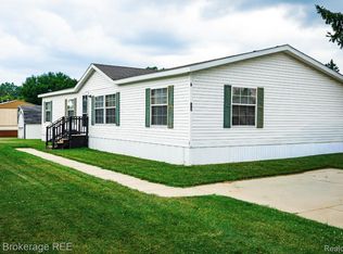 93 Woodcrest Dr, Swartz Creek, MI 48473
