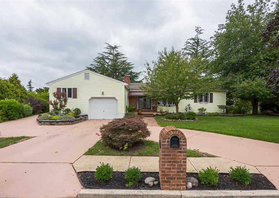 1st image of 15 Hollyberry Ln