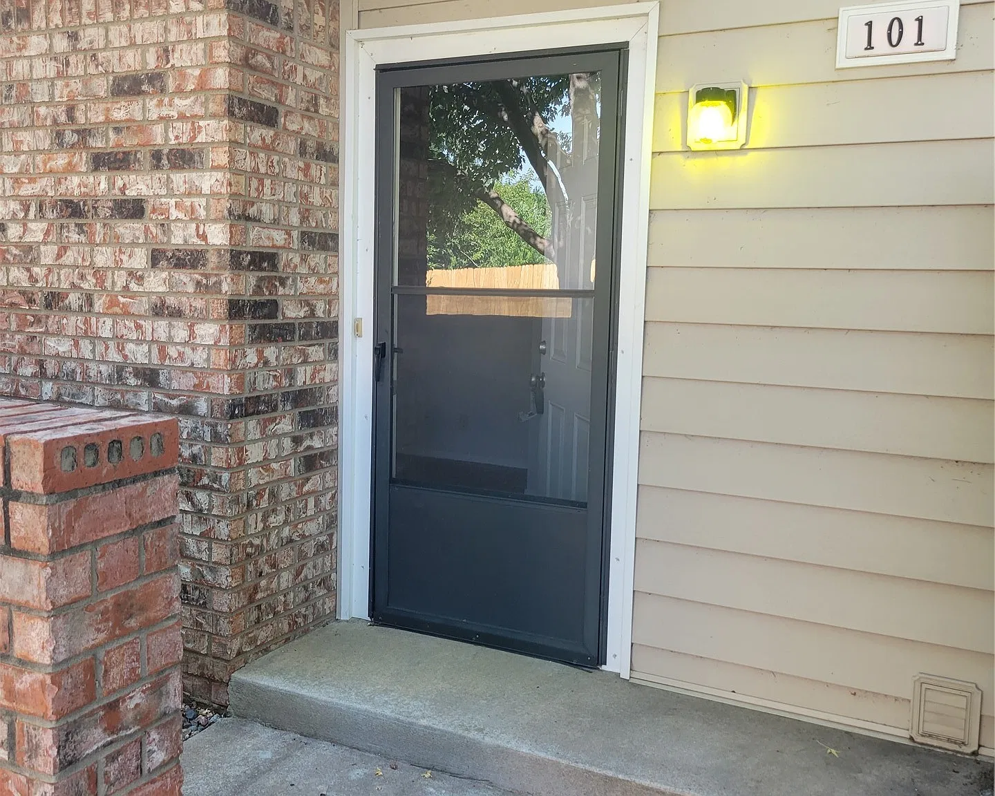 1 bed, 1.5 bath, 1044 sqft, $1,300 — Photo 3