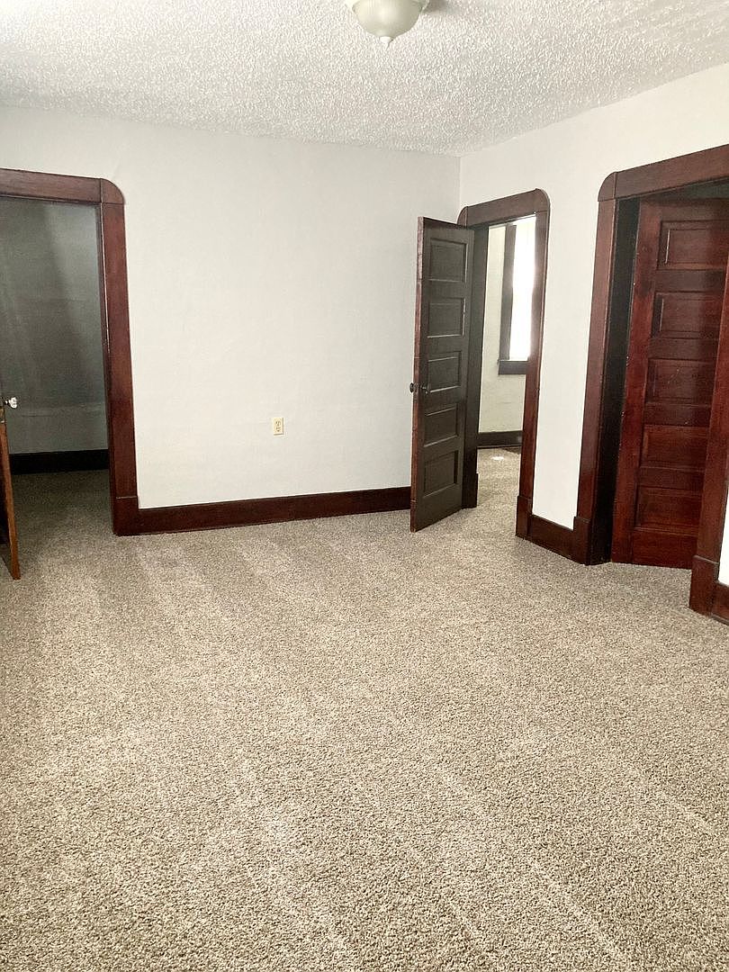 1109 4th Ave, Dodge City, KS 67801 Zillow