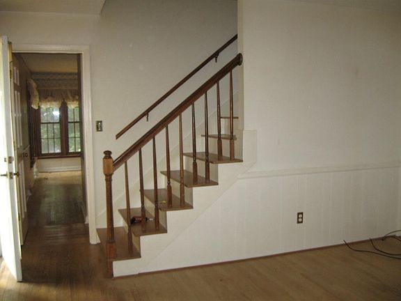 3rd image of 910 Sussex Ct