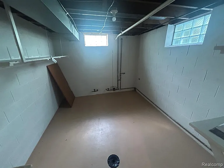 24915 Lakeland St — Photo 30