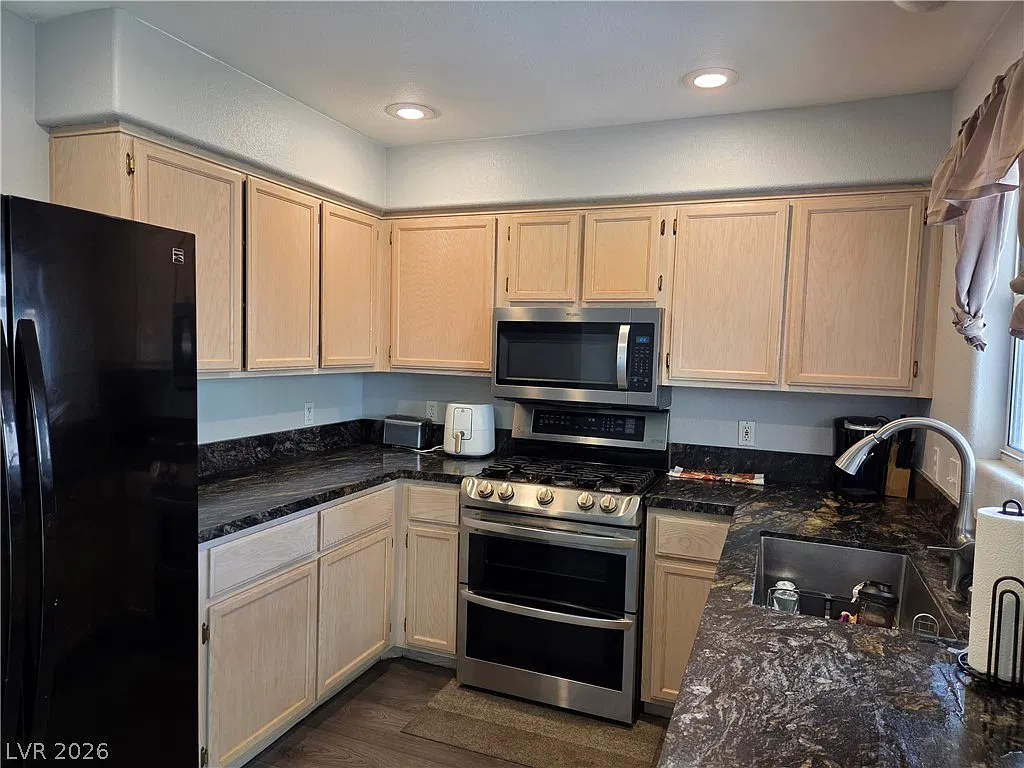 3 bed, 2.0 bath, 1356 sqft, $2,450 — Photo 3