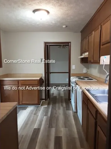 3 bed, 2.0 bath, 1295 sqft, $1,495 — Photo 3
