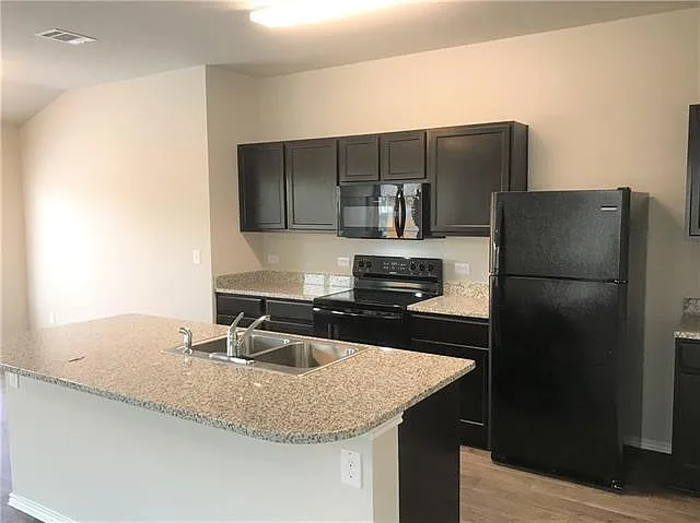 4 bed, 1702 sqft, $2,050 — Photo 2