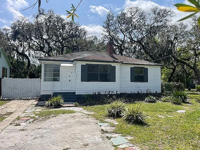 8017 Oakwood St — Photo 1