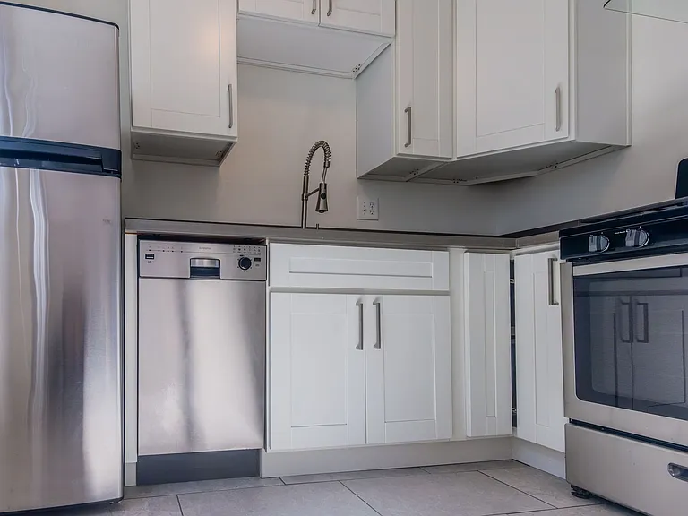 1743 La Brea Residences — Photo 11