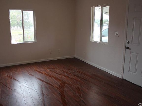 3rd image of 1327 N Mount Vernon Ave