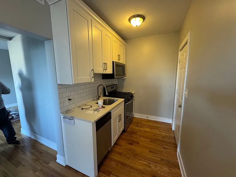 820-826 W. Cuyler — Photo 13