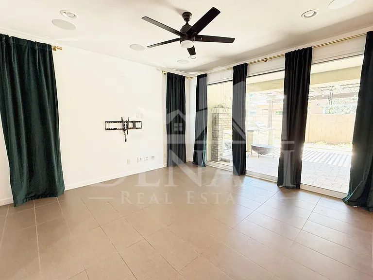 1729 W Myrna Ln — Photo 9