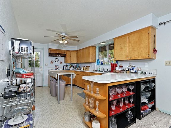 Old-fashioned kitchen straight outta the 60's! Perfectly usable the way it is!