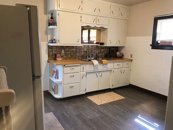 eat-in kitchen